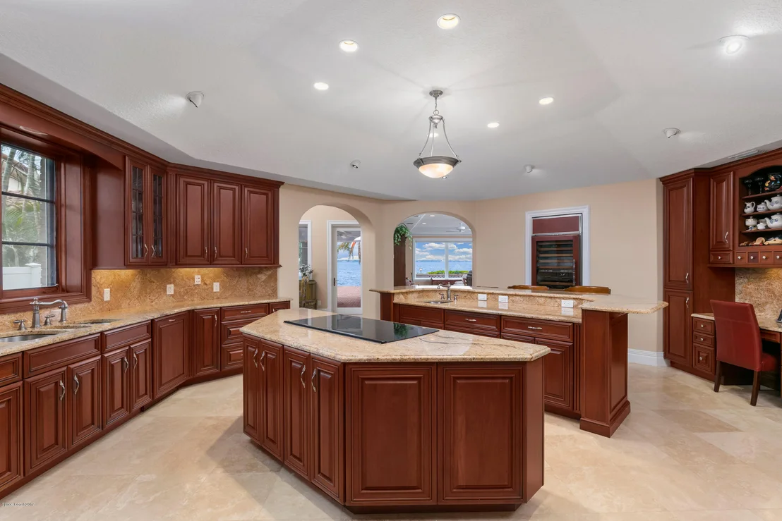 Photo of 2700 N Riverside Drive N