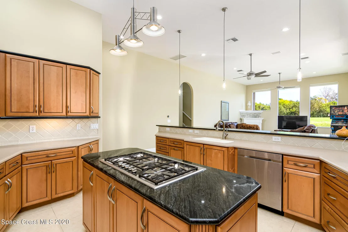 Photo of 975 Chatsworth Drive