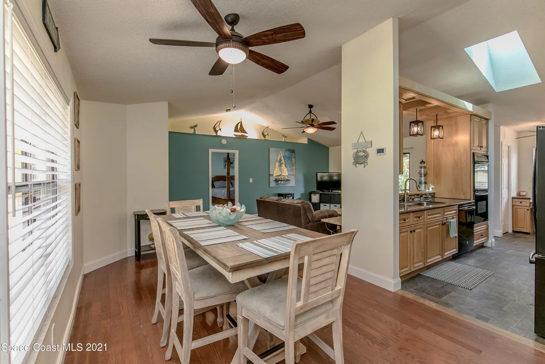 Photo of 949 Streamlet Ave Avenue