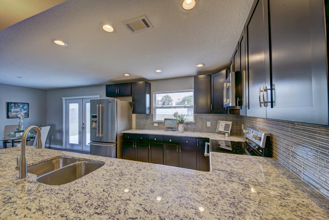 Photo of 1025 Riviera Drive NE