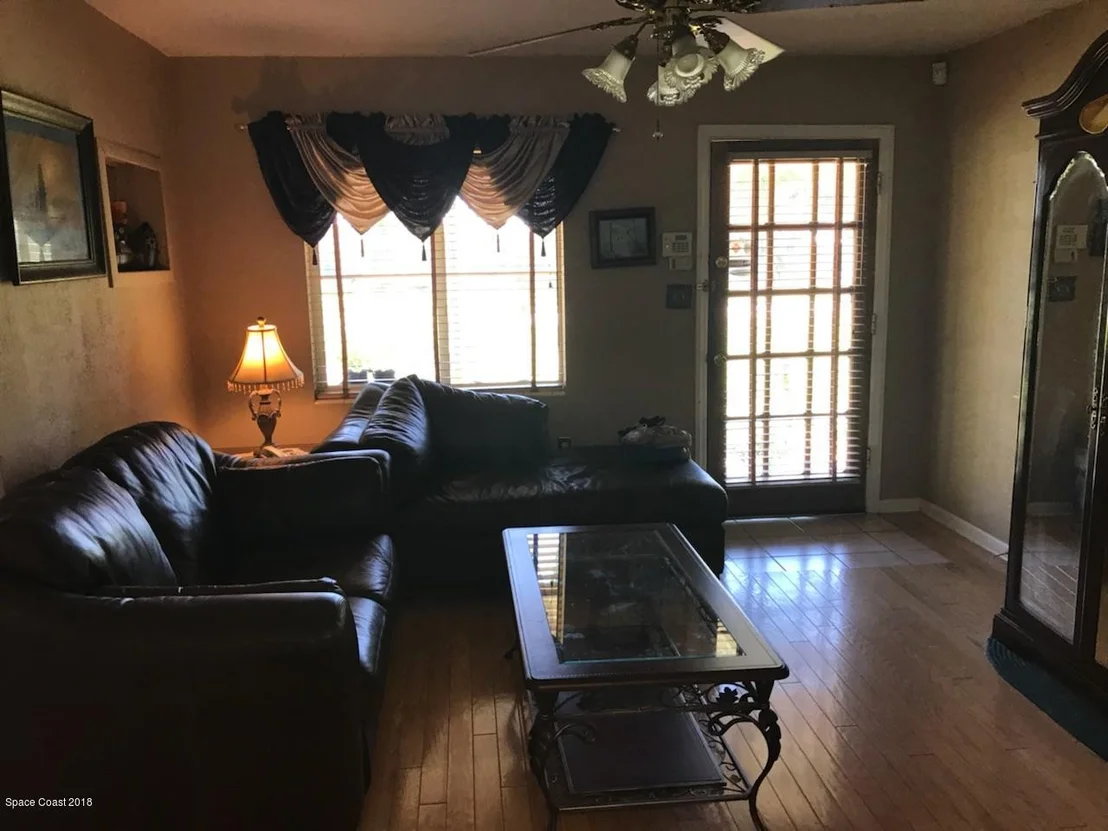 Photo of 445 Willow Lane