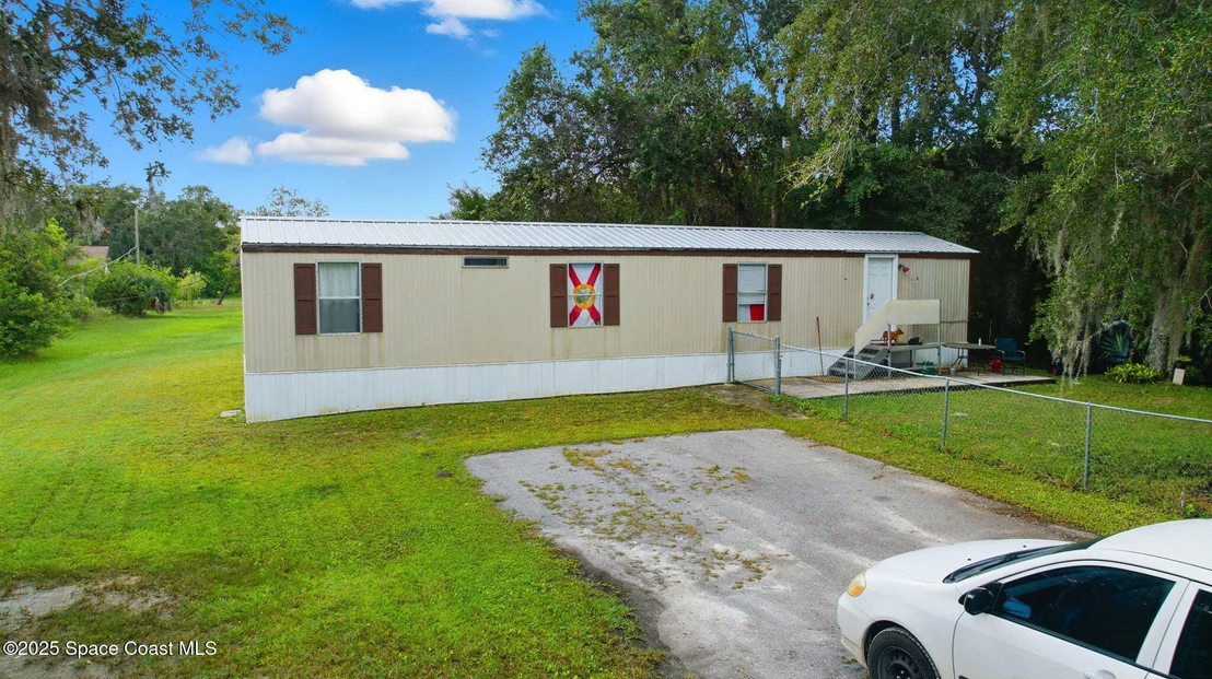 Photo of 2821&2825 Lionel Road