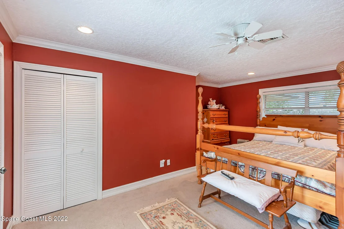 Photo of 180 White Oak Circle