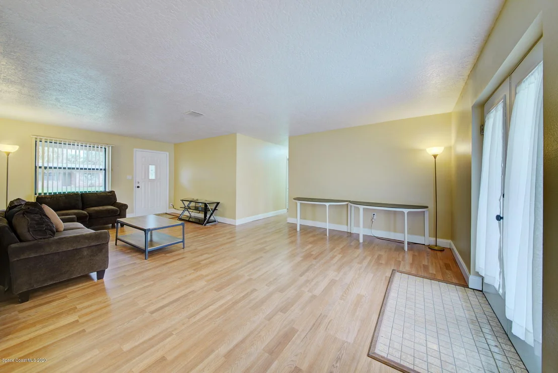 Photo of 1043 Green Road