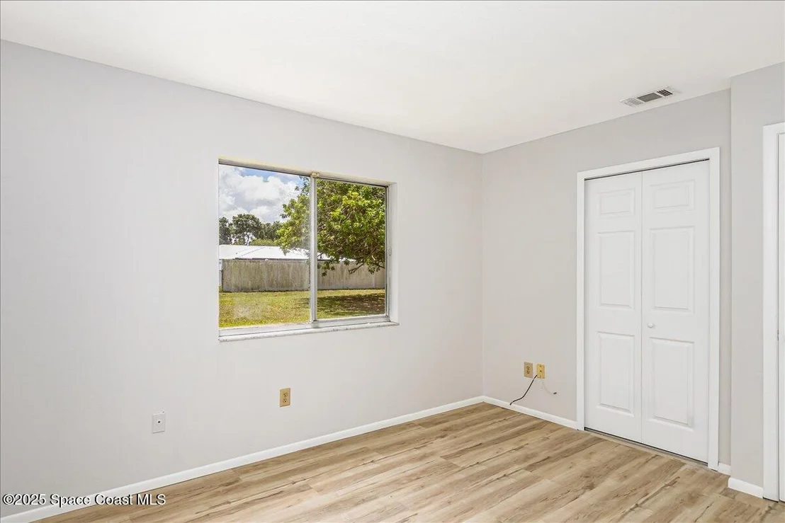 Photo of 933 Gueld Avenue NE