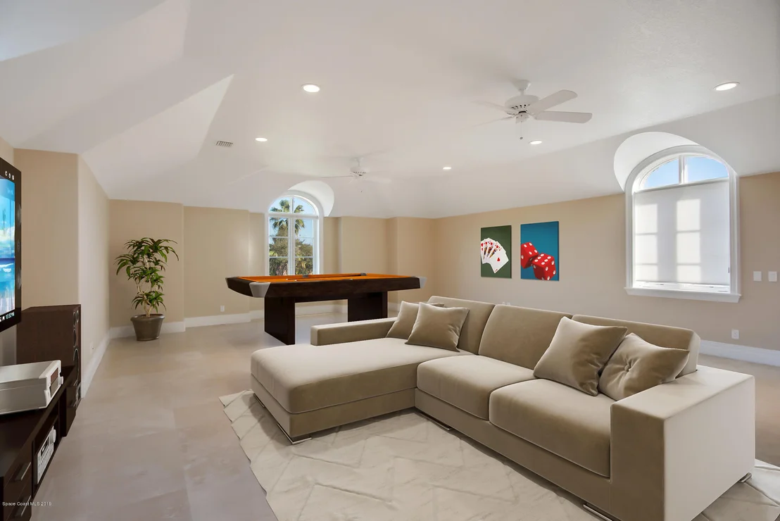Photo of 2700 N Riverside Drive N