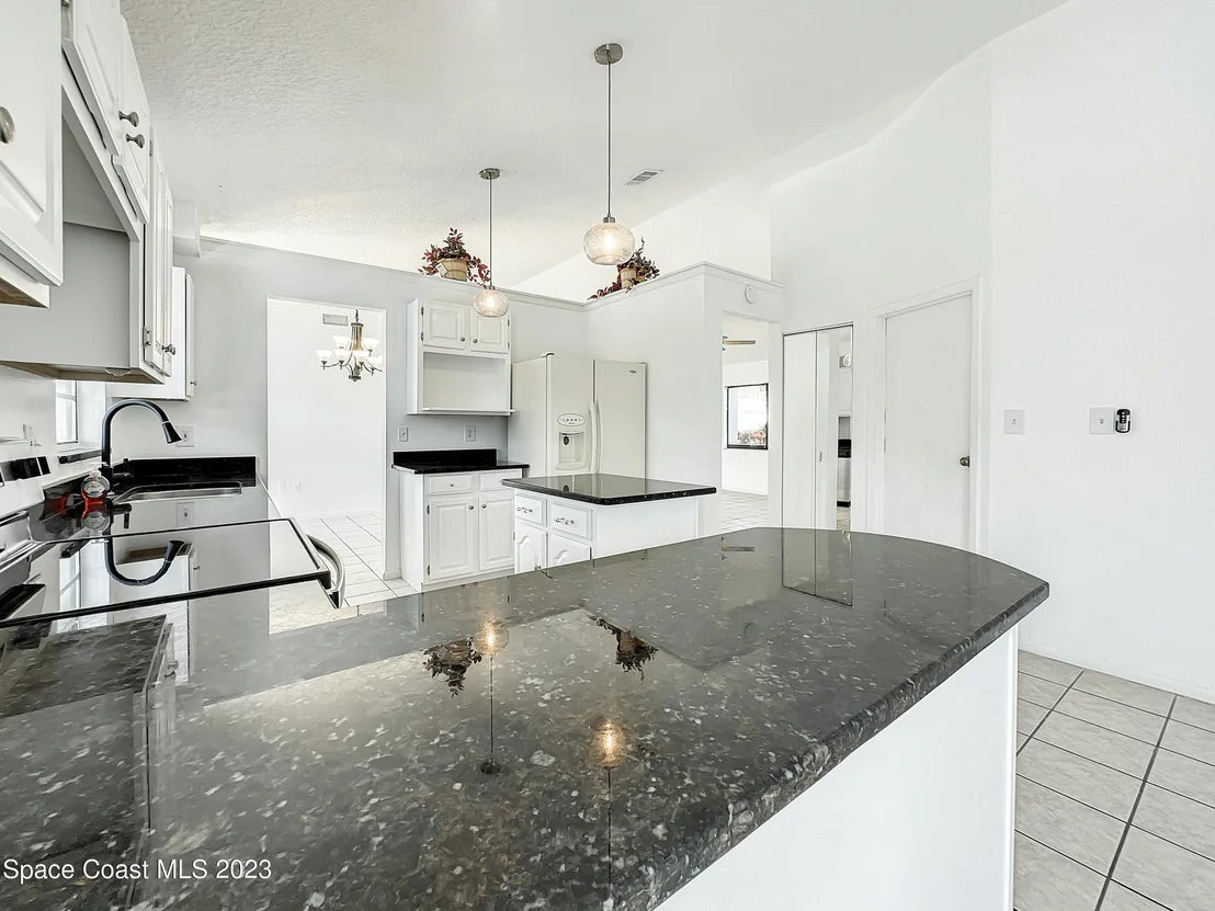 Photo of 580 Eldron Boulevard SE
