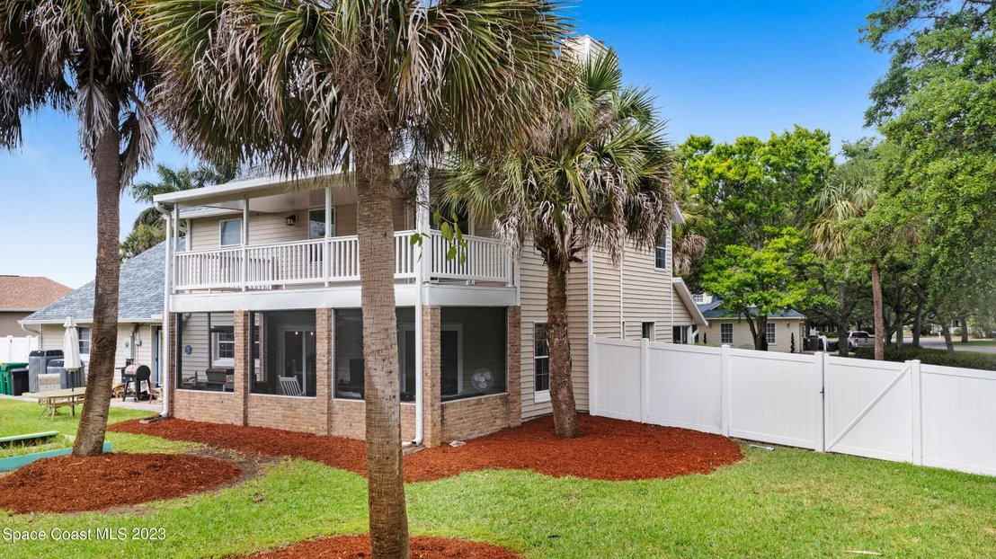 Photo of 2225 Royal Oaks Drive