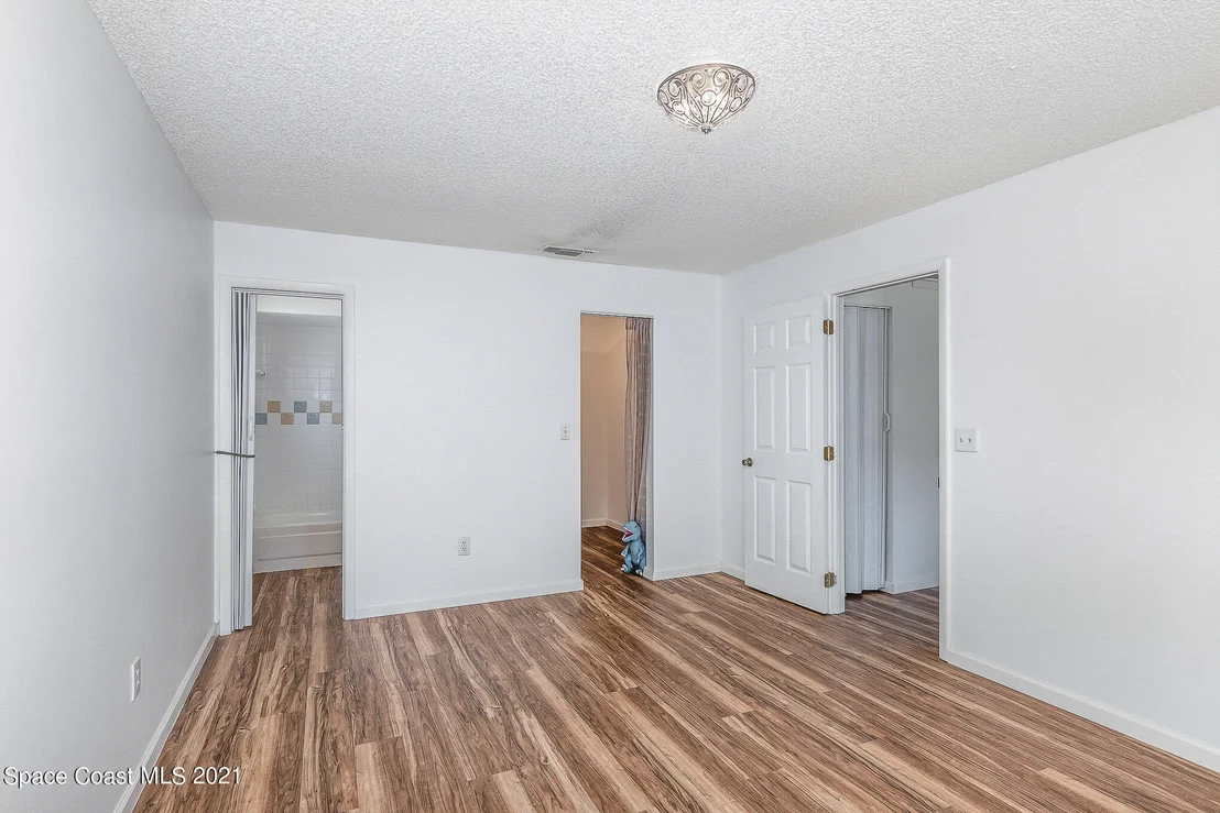 Photo of 5590 Fairbridge Street