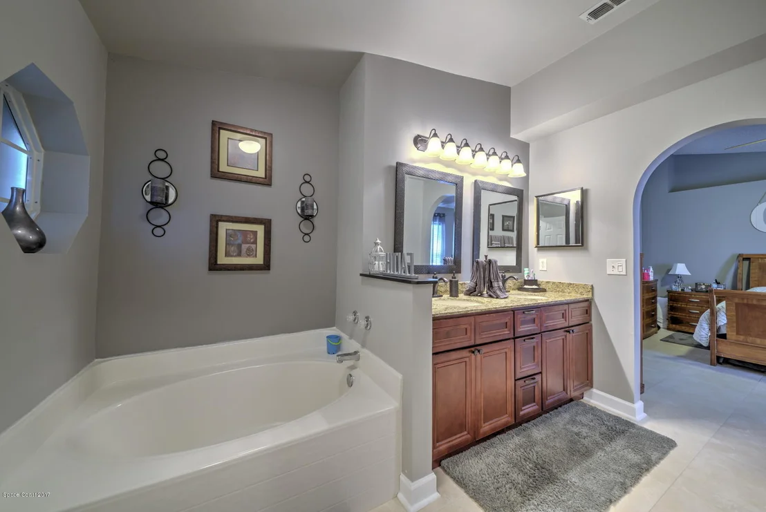 Photo of 1194 White Oak Circle