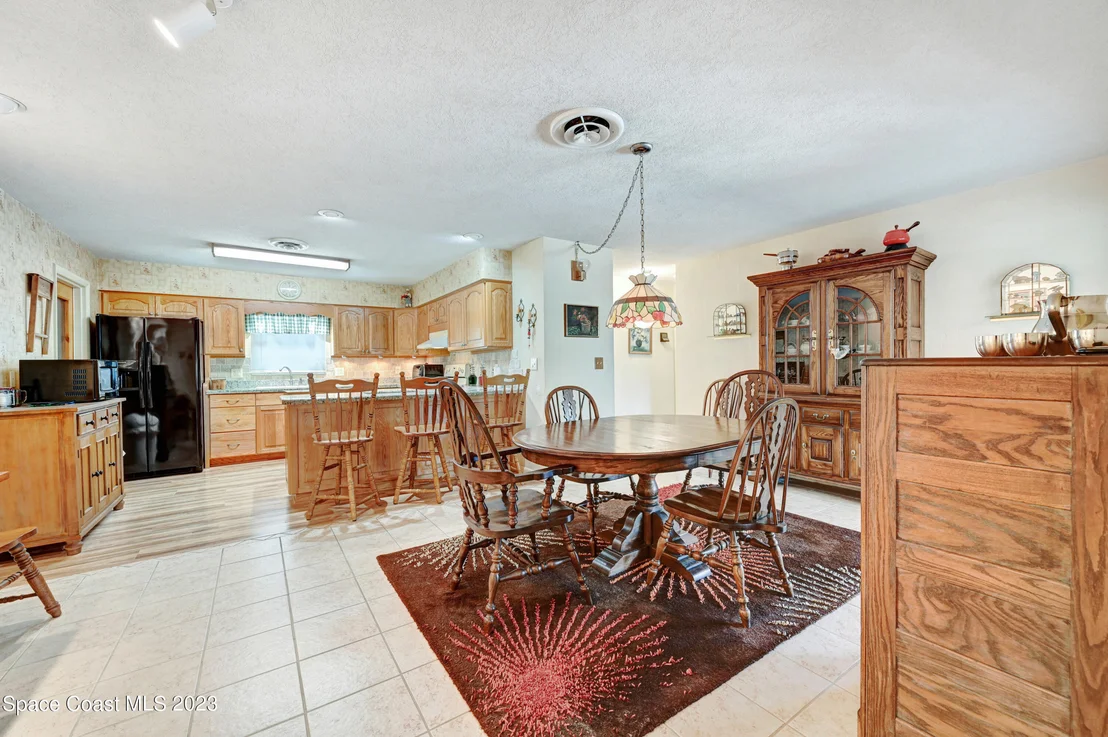 Photo of 621 N Robert Way
