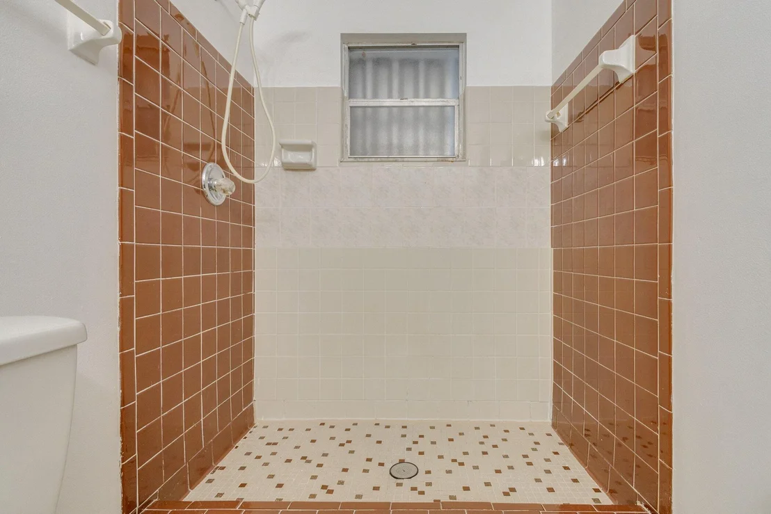 Photo of 2858 Pembroke Road