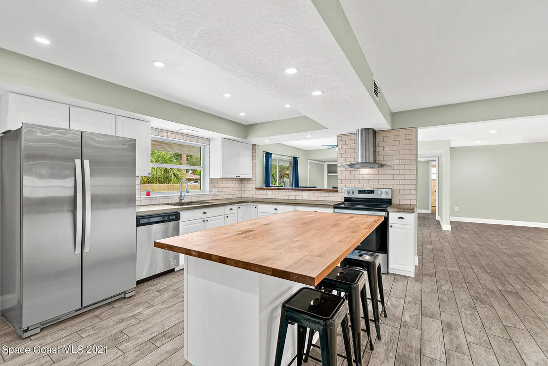 Photo of 555 Bahama Drive
