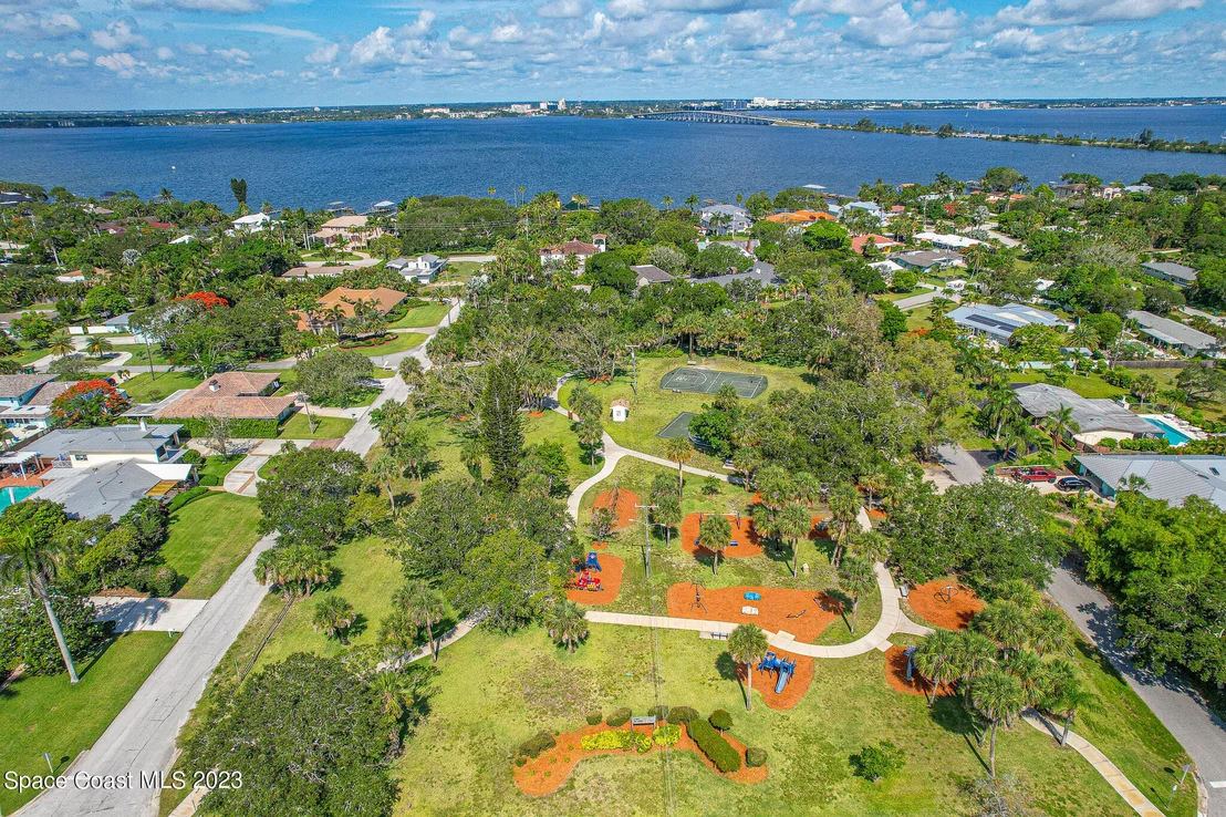 Photo of 804 S Riverside Drive