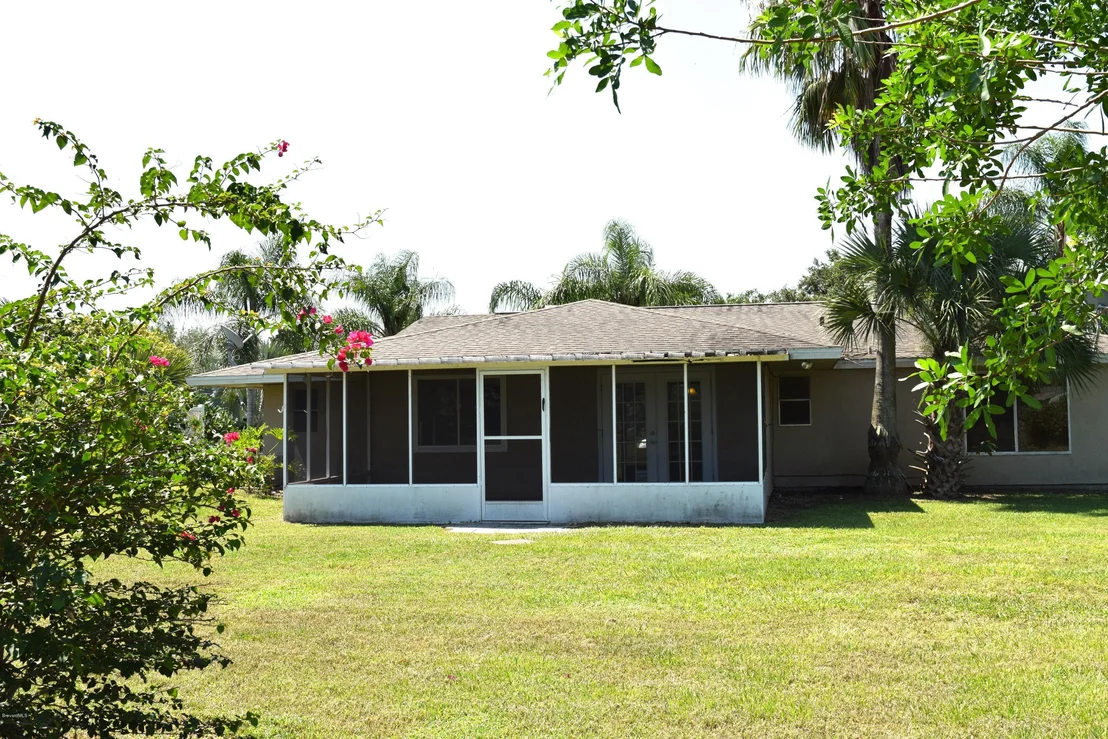 Photo of 881 Riviera Drive NE
