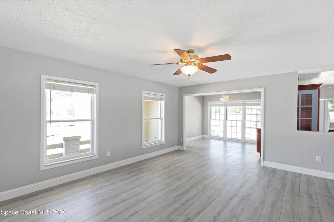 Photo of 609 Roberts Lane NE
