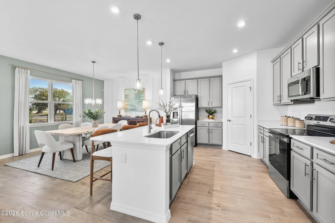 Photo of 806 Castleford Avenue NE