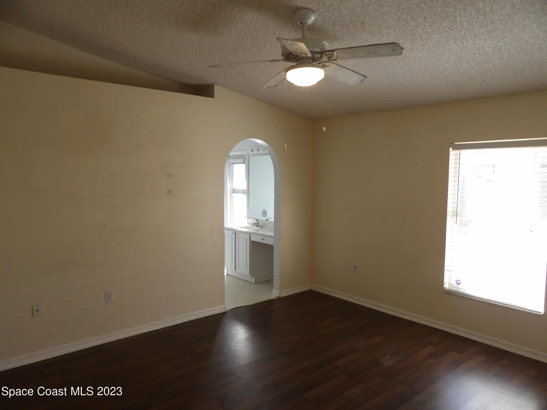 Photo of 1106 White Oak Circle