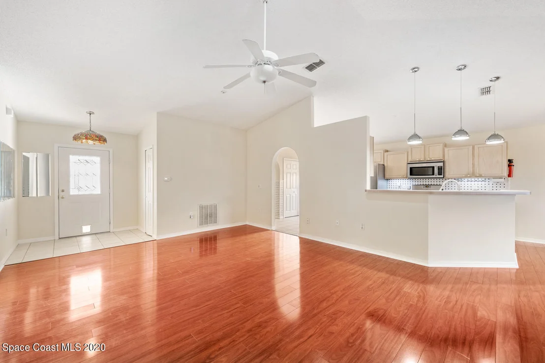Photo of 1111 White Oak Circle