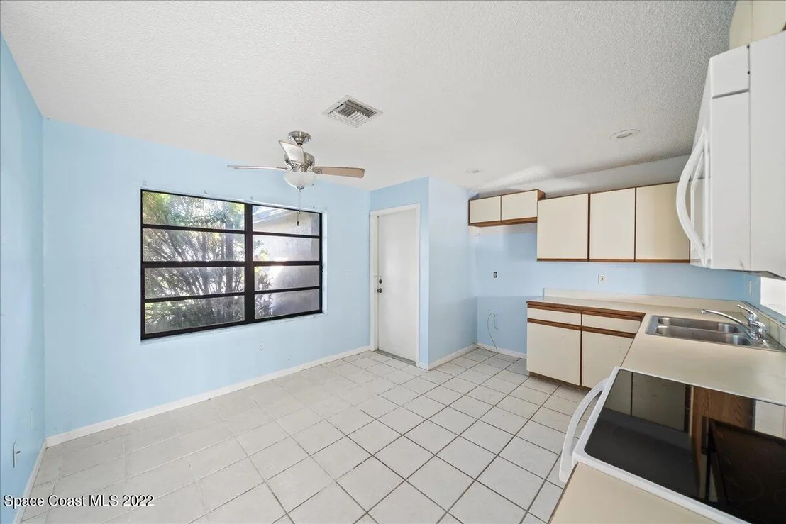 Photo of 811 Lyons Circle NW
