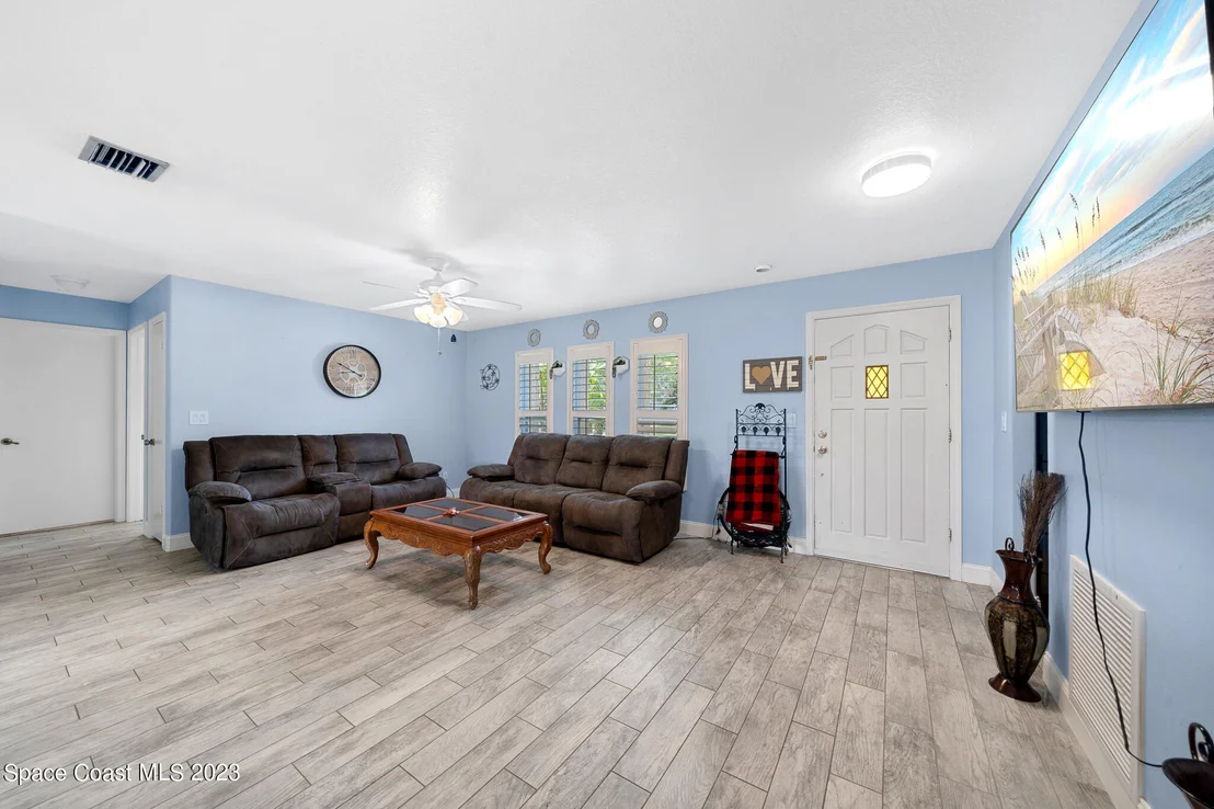 Photo of 990 Emerald Road SE