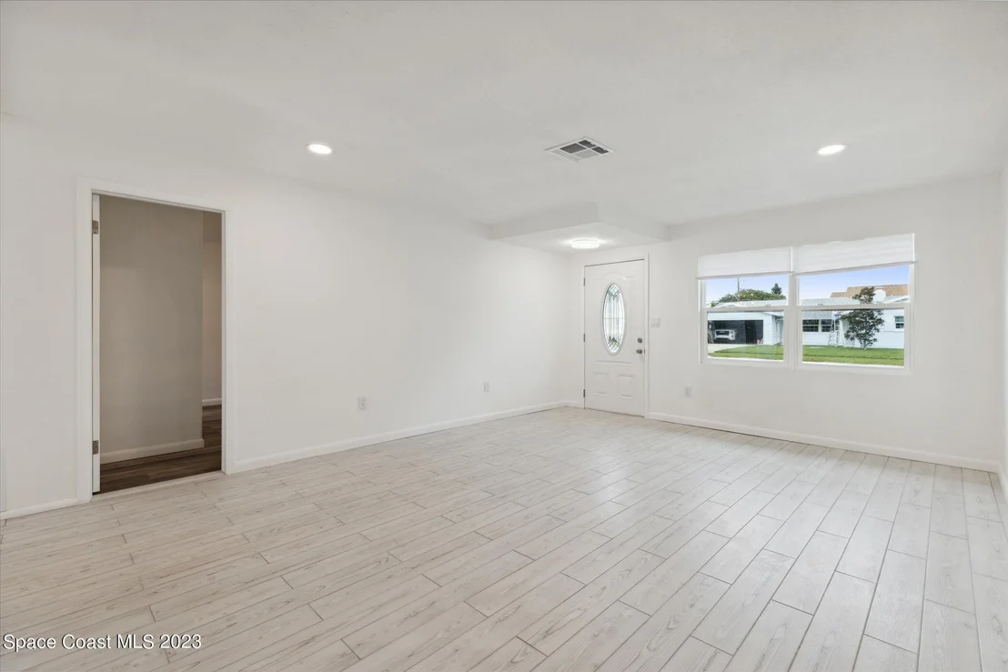 Photo of 885 Kings Post Road