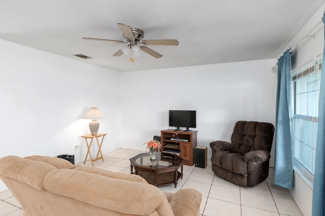 Photo of 859 Riviera Drive NE