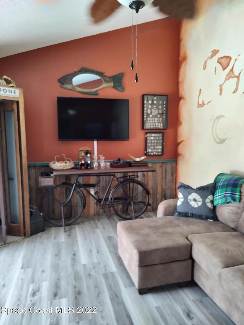 Photo of 1231 W Walnut Grove Way