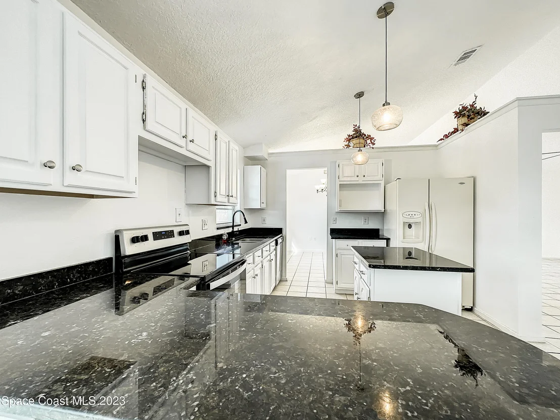 Photo of 580 Eldron Boulevard SE