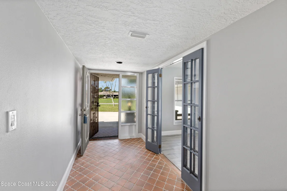 Photo of 609 Roberts Lane NE