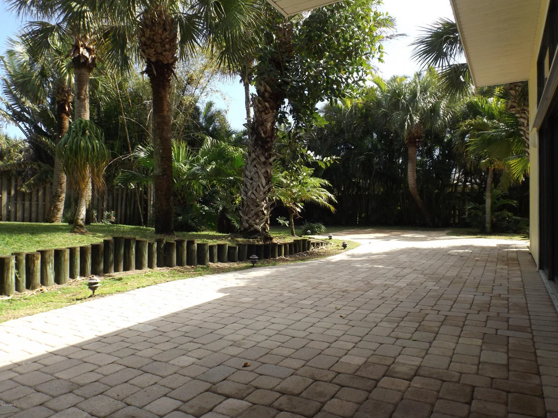 Photo of 6885 Angeles Road