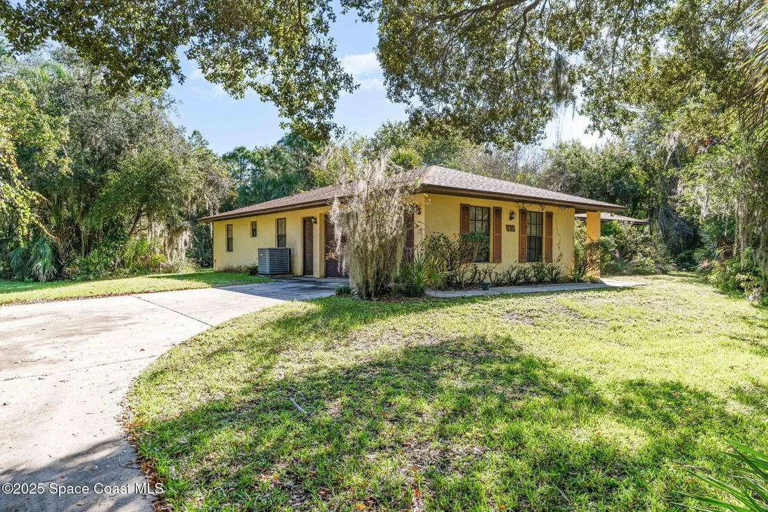 Photo of 1812 Live Oak Drive N