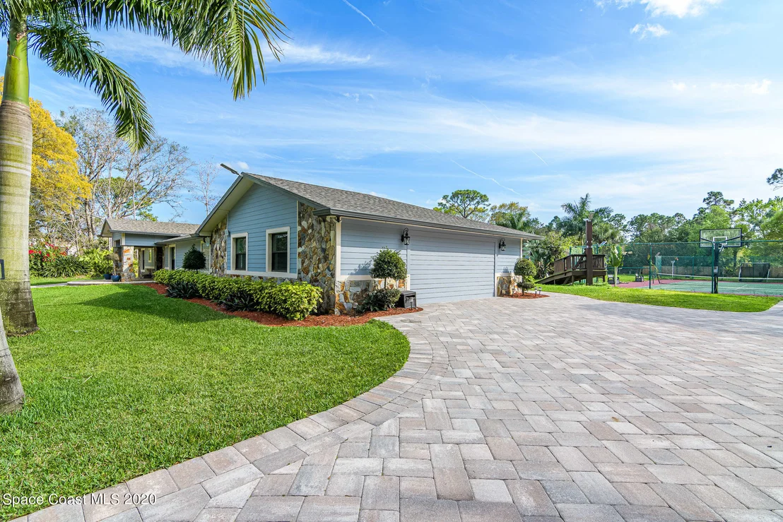 Photo of 4085 Lake Washington Road