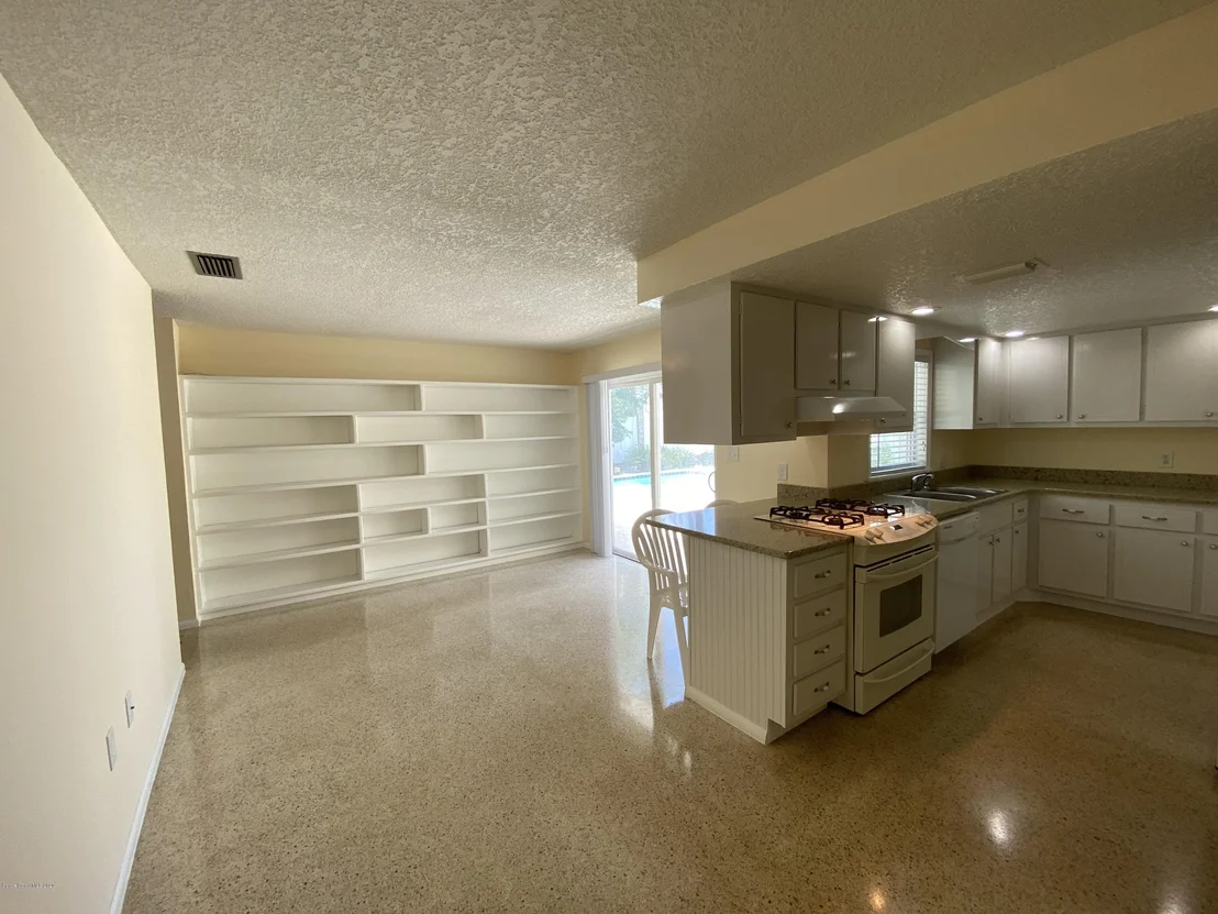 Photo of 898 Kings Post Road