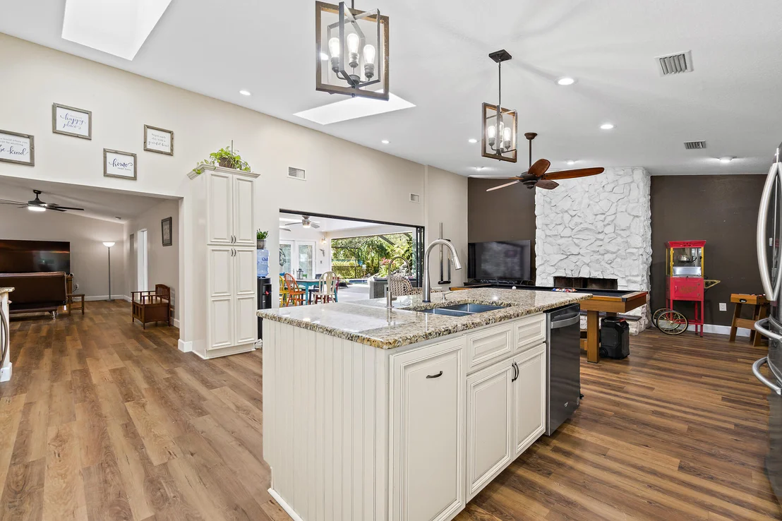 Photo of 810 Knecht Road NE