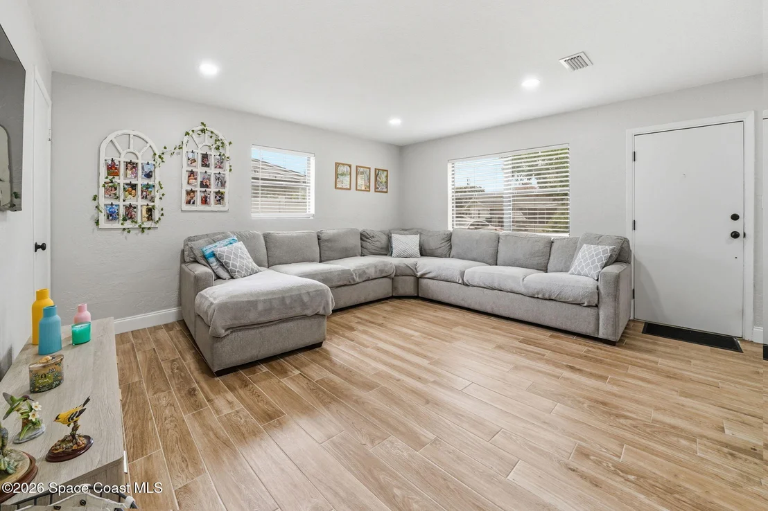 Photo of 2440 Warwick Road