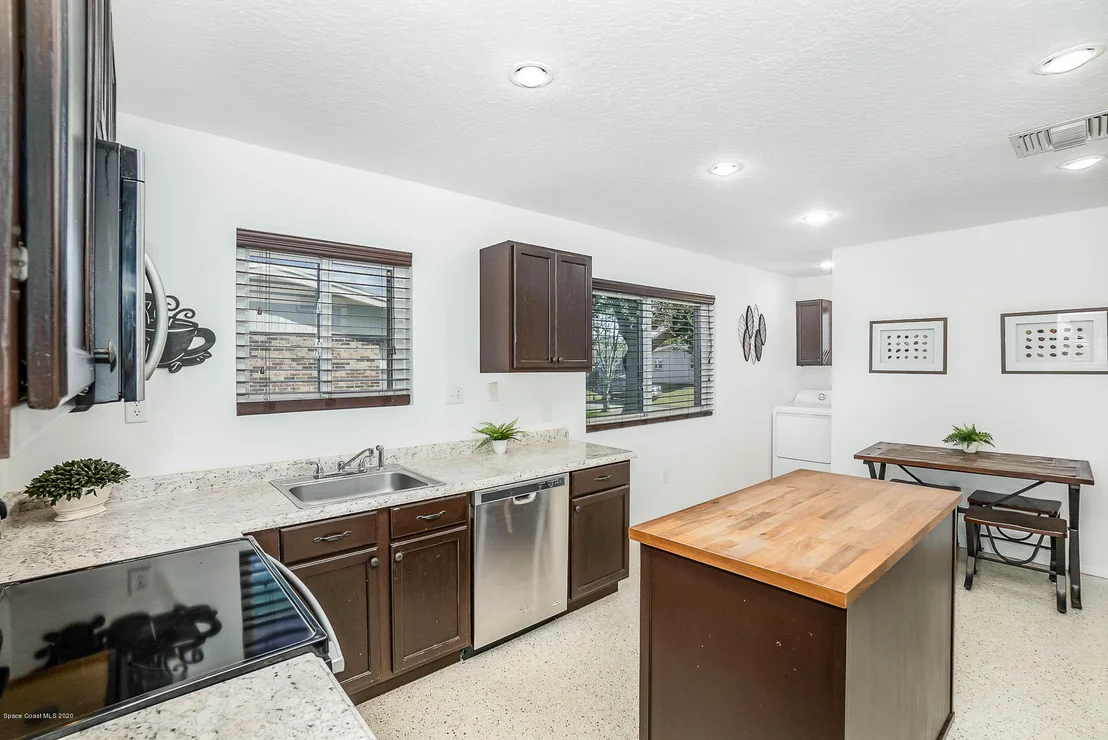 Photo of 960 Forest Road