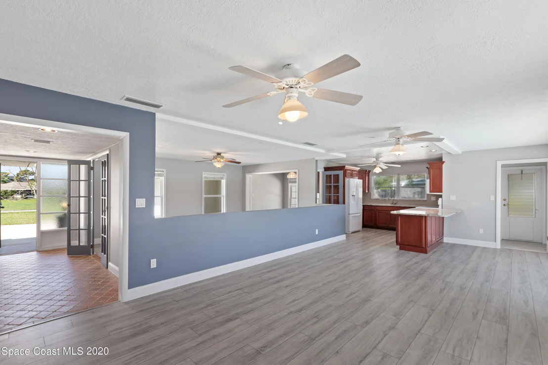 Photo of 609 Roberts Lane NE