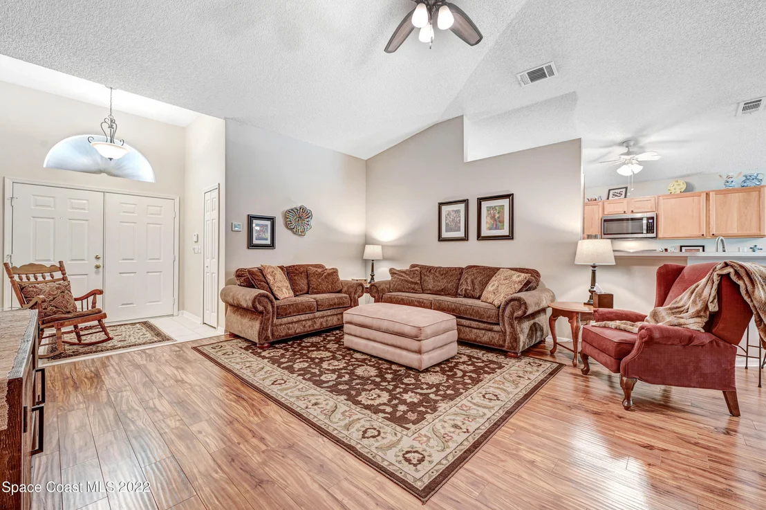 Photo of 1153 White Oak Circle