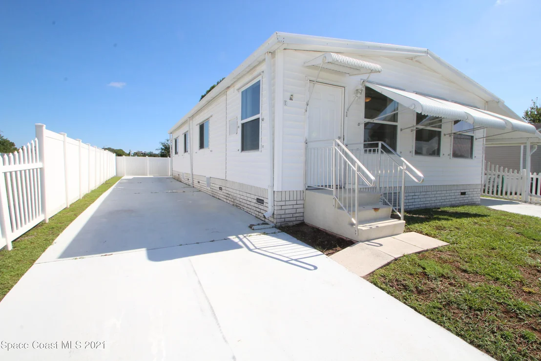 Photo of 2505 Amberly Road NE