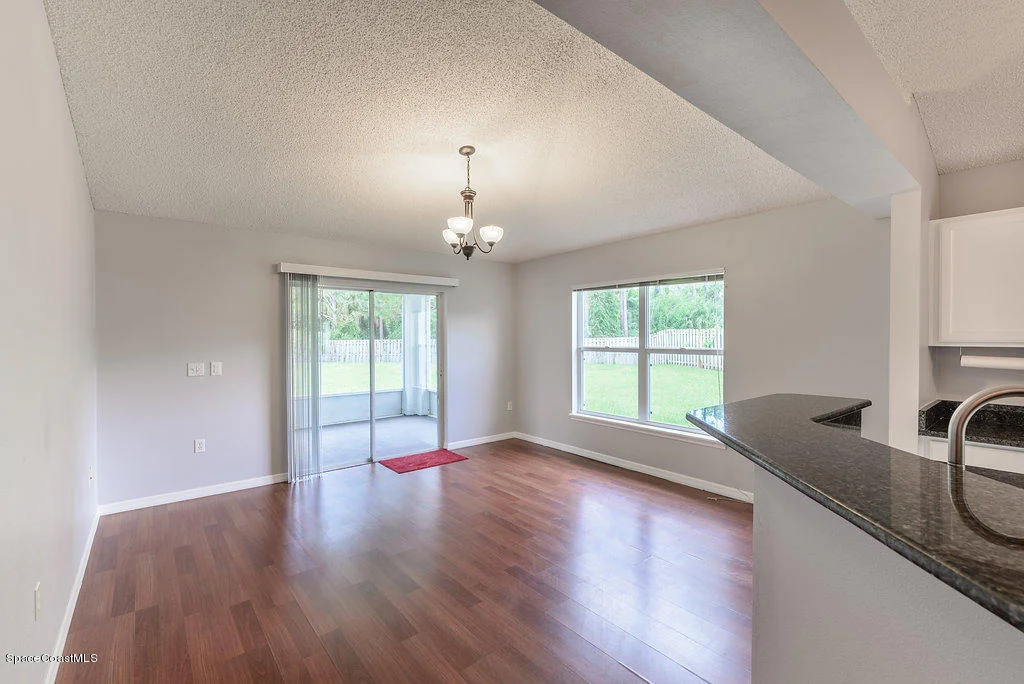 Photo of 1203 White Oak Circle
