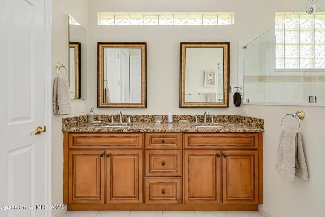 Photo of 844 Chatsworth Drive