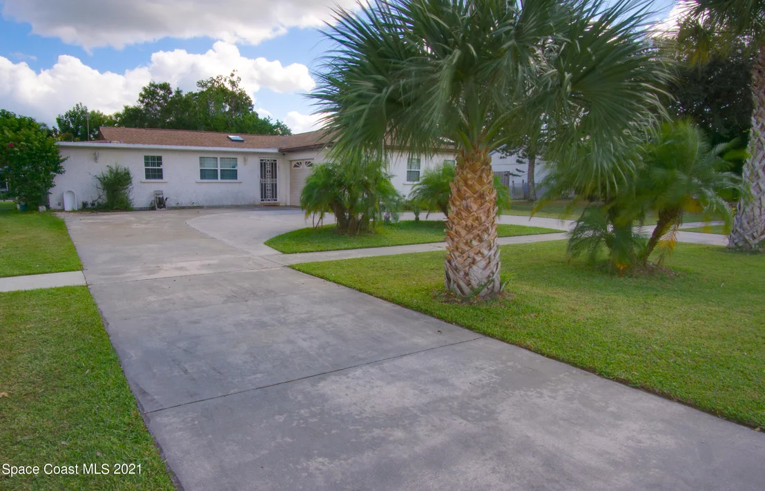 Photo of 1626 Riviera Drive NE