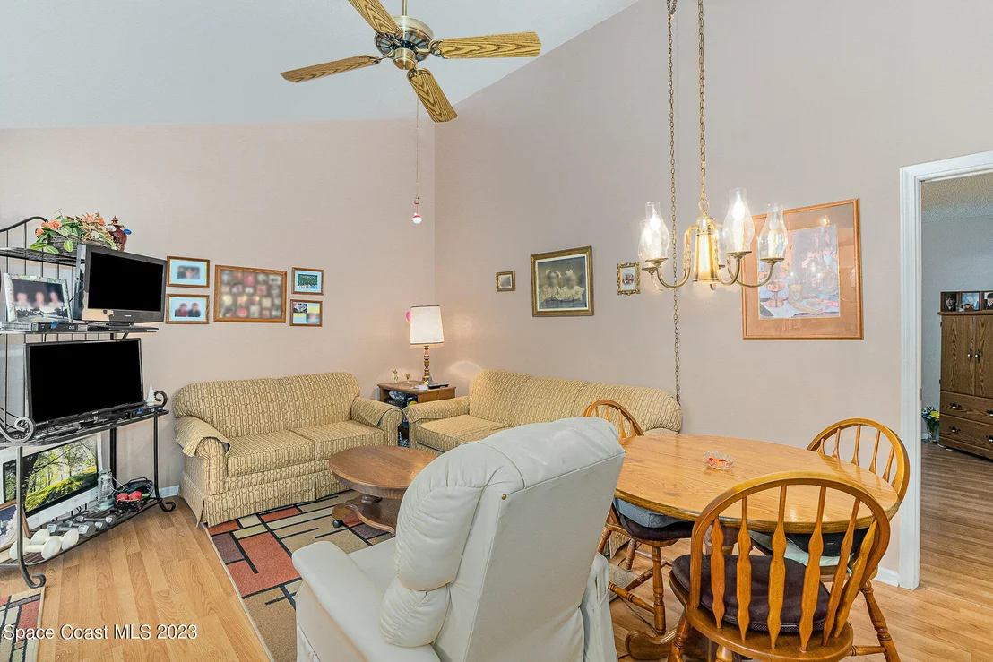 Photo of 1241 Lakeview Drive