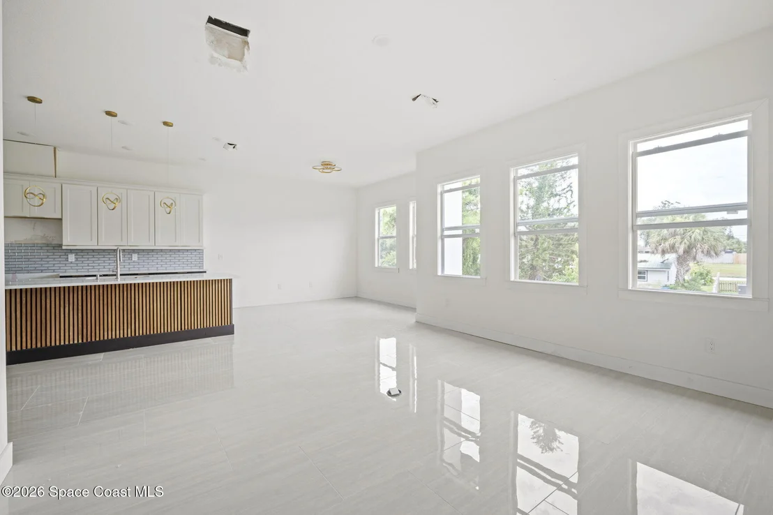 Photo of 1121 River Drive NE