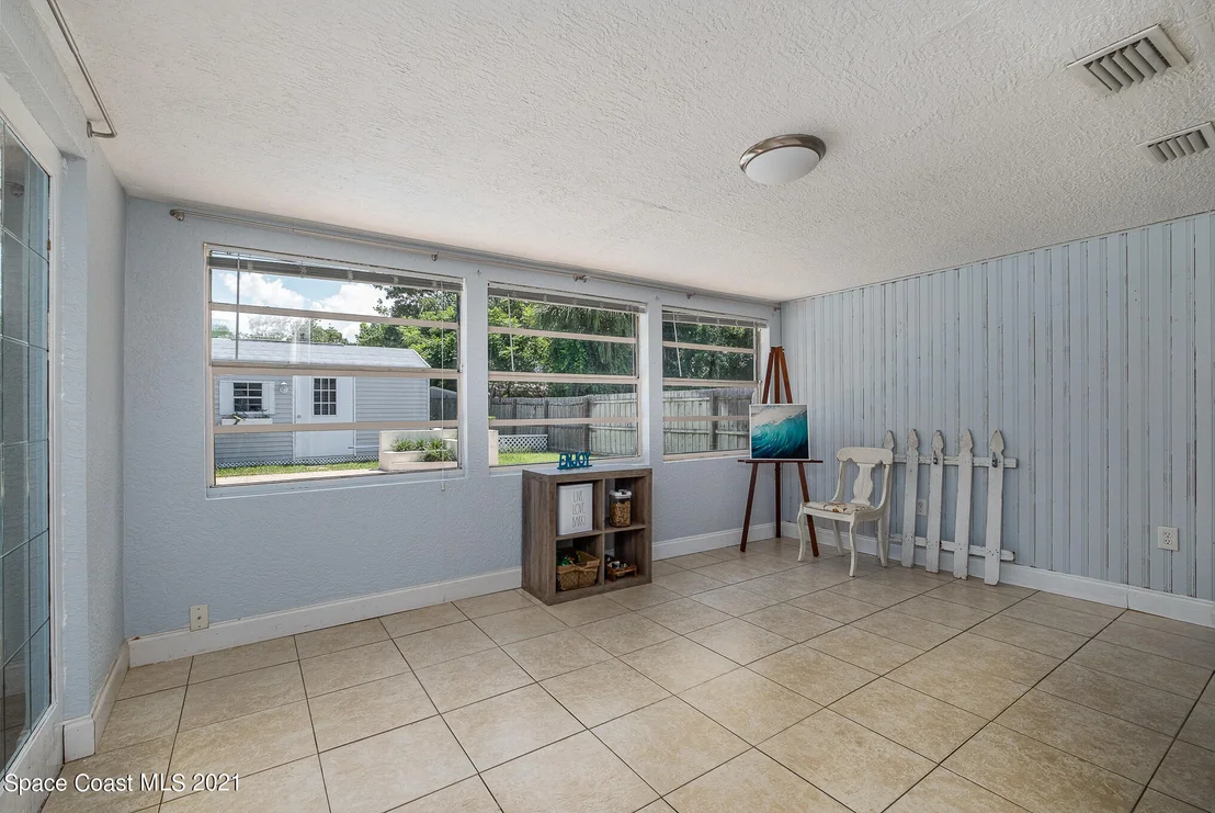 Photo of 1585 Old Colonial Way