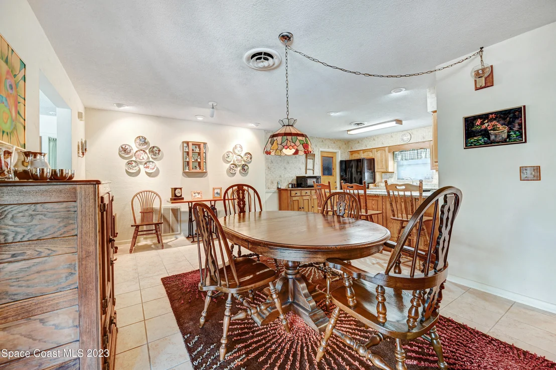 Photo of 621 N Robert Way