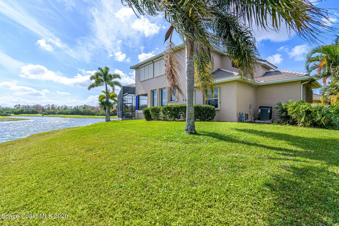 Photo of 975 Chatsworth Drive