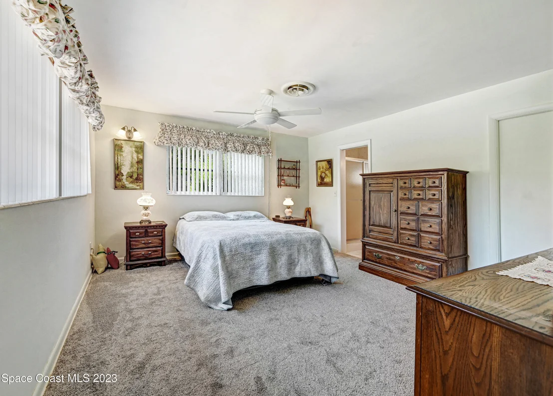 Photo of 621 N Robert Way