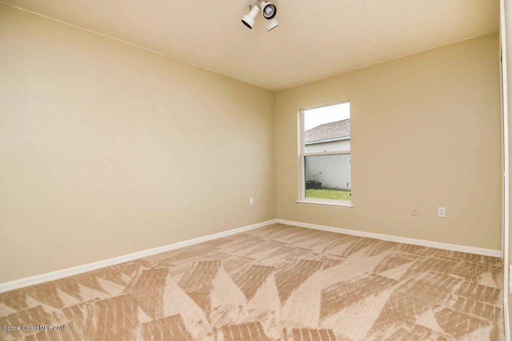 Photo of 1123 White Oak Circle